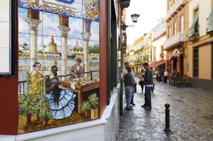 Espagne, Andalousie, Séville, quartier de Triana, azulejos représentant Seville vu depuis Triana sur la facade du bar Las Columnas dans la calle Rodrigo de Triana