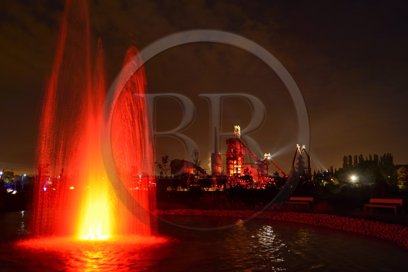 France, Moselle (57), Vallée de la Fensch, usine sidérurgique d'Uckange, Parc du Haut-fourneau U4 mise en lumière Tous Les Soleils par l'artiste plasticien (C) Claude Lévêque, jet d'eau dans un bassin du Jardin des Traces