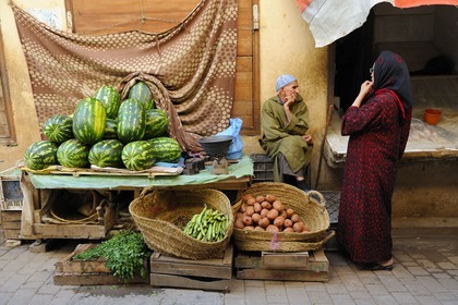 Maroc, Moyen Atlas, Fès, ville impériale, médina classée Patrimoine Mondial de l'UNESCO, Fès el Bali, Talaa Kebira une des principales artères de la médina, étale de légumes