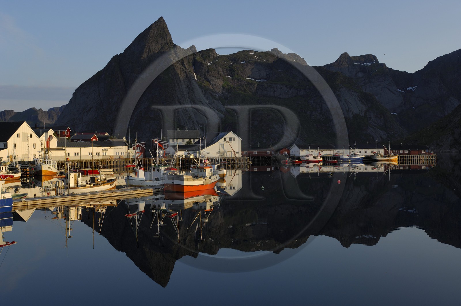 Norway, Nordland County, Lofoten Islands, Moskenes island , fishermen's port of Hamnoy near Reine under the midnight sun