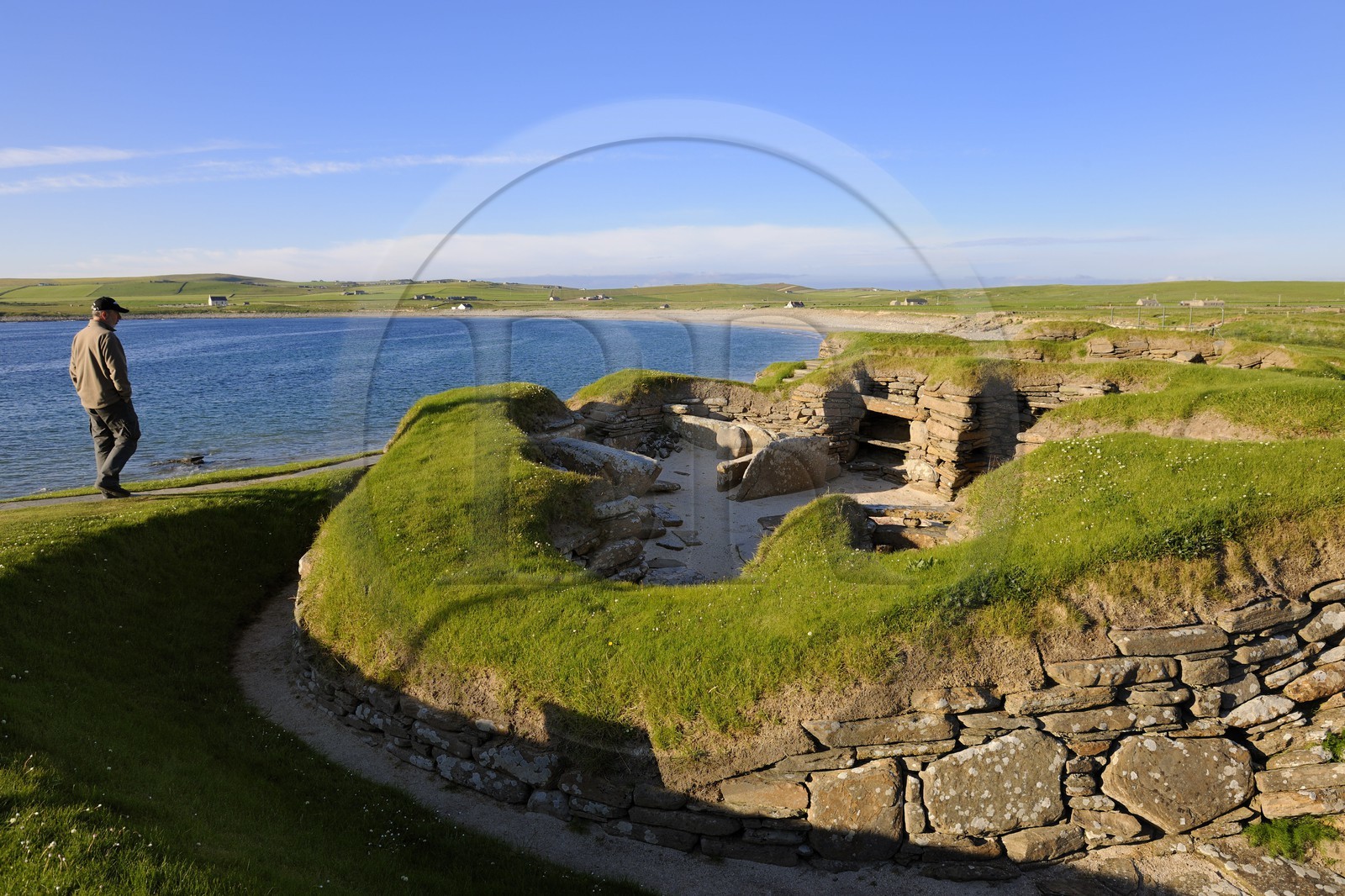 Royaume-Uni, Ecosse, Iles Orcades, Ile de Mainland, ruines du village préhistorique de Skara Brae, classées Patrimoine Mondial de l'UNESCO et la Baie de Skaill