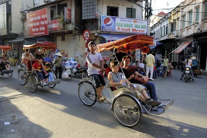 Vietnam, Hanoï, circulation de cyclo pousses dans la vieille ville