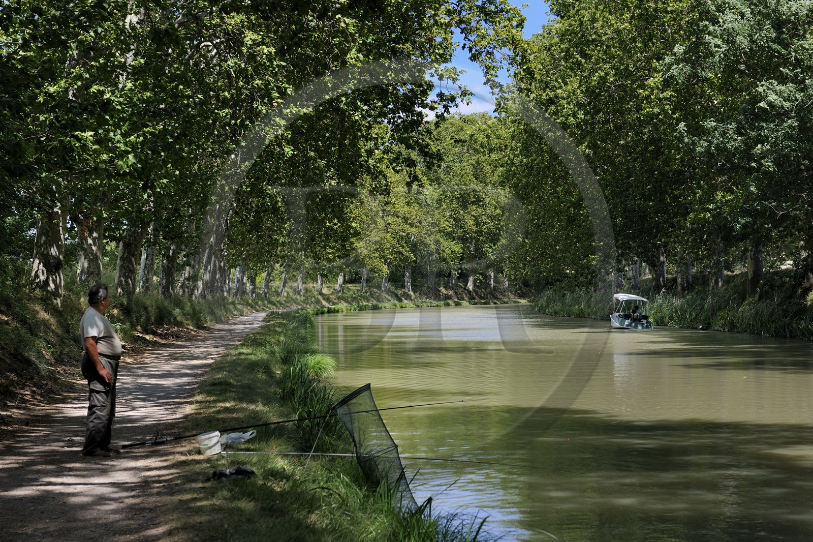 France, Hérault (34), pêcheur sur le chemin de Halage du Canal du Midi vers Colombiers