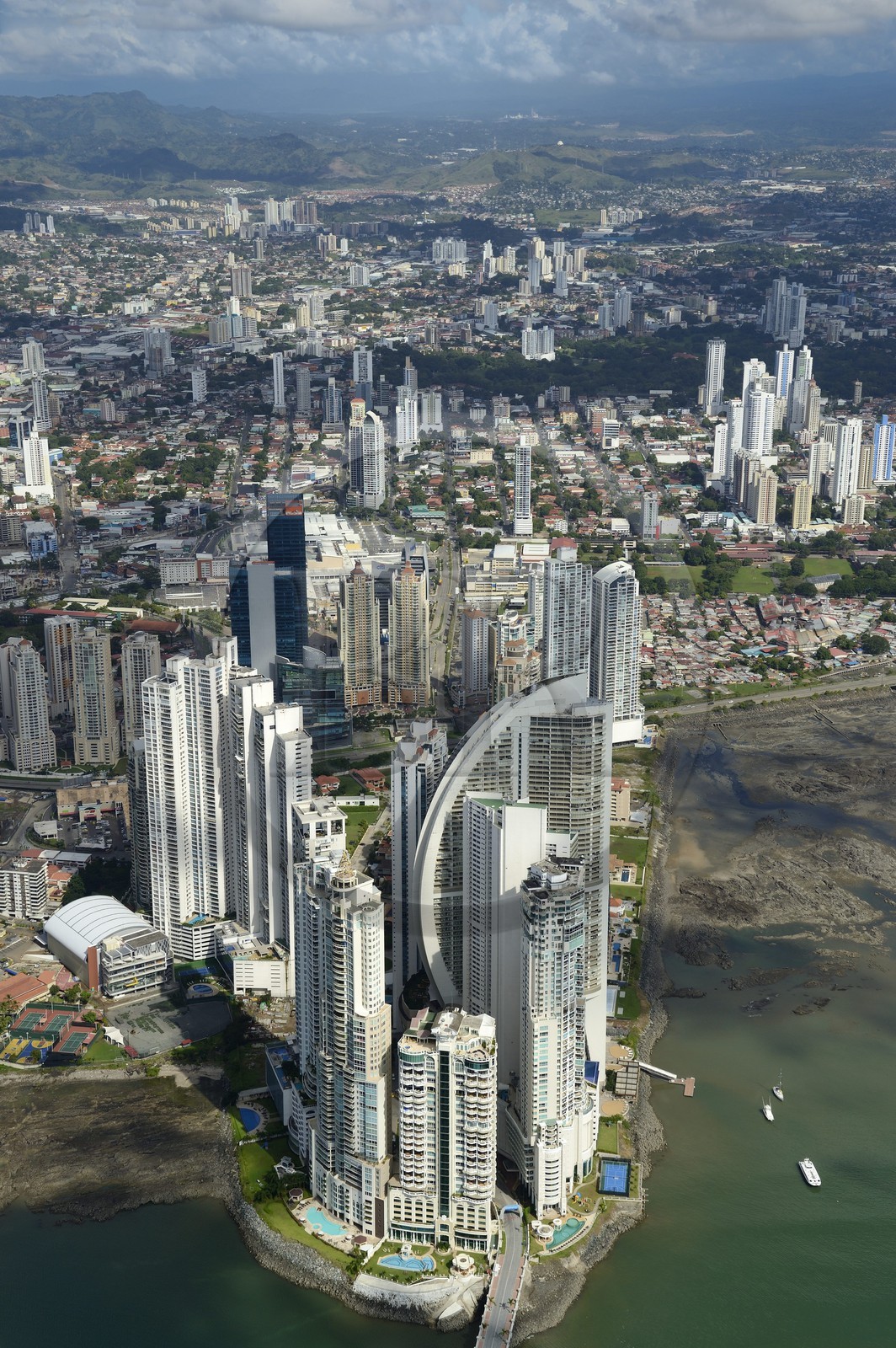 Panama, les gratte-ciels de Panama City, la pointe Colon et la Trump tower en premier plan (vue aérienne)