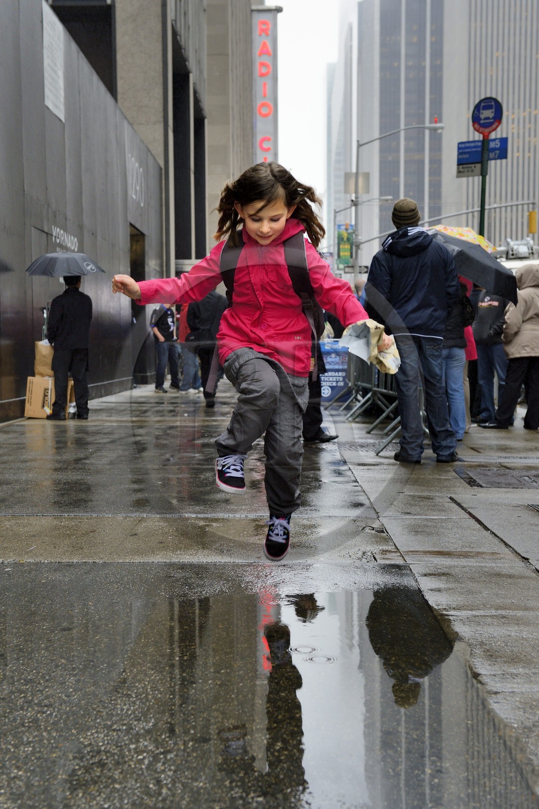 Etats-Unis, New York, Manhattan, Midtown, flaque d'eau sur la sixth Avenue