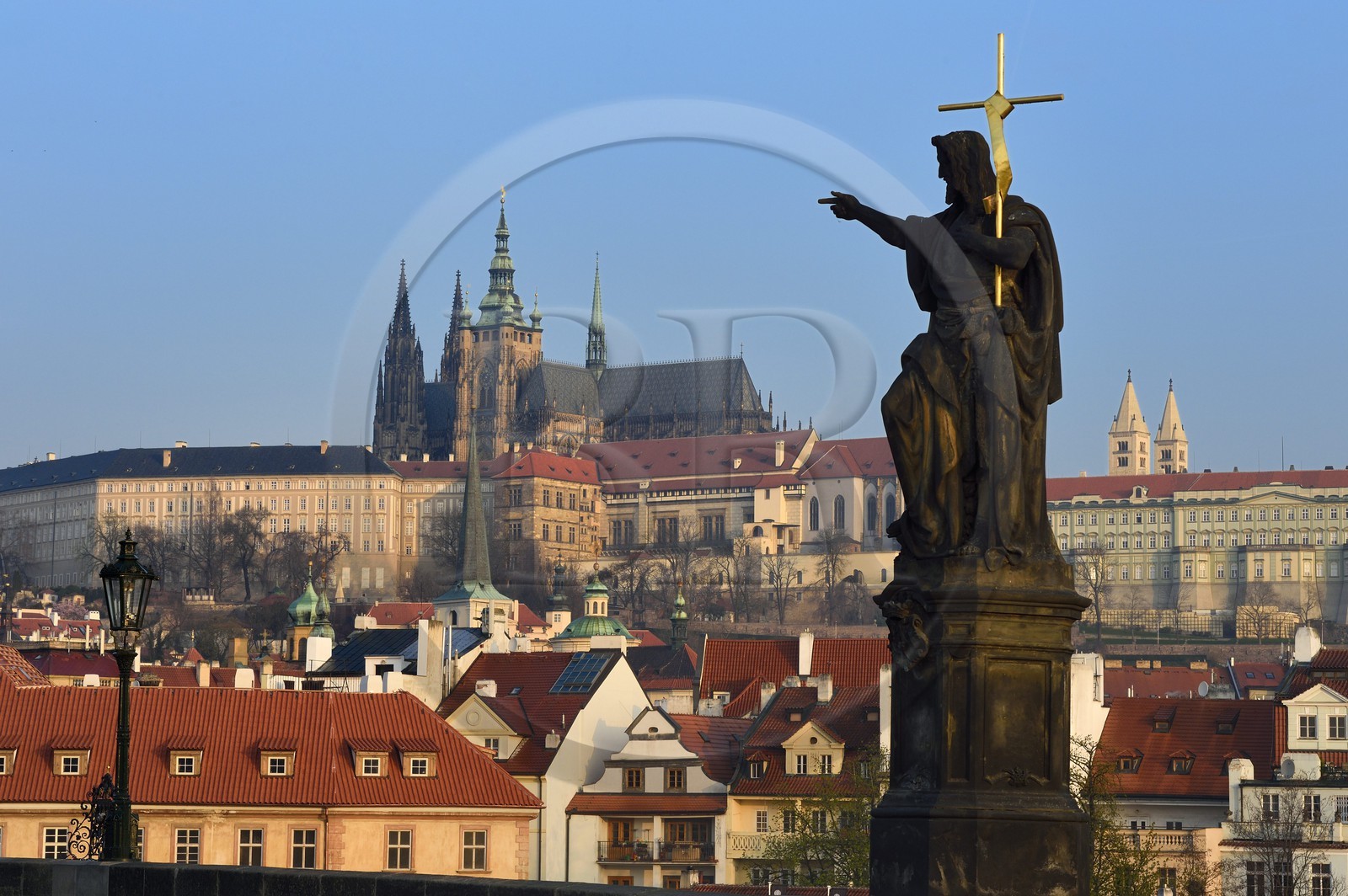 République Tchèque, Prague, centre historique classé Patrimoine Mondial de l' UNESCO, statue de St Jean Baptiste sur le pont Charles (Karluv Most) avec le Chateau Royal et la Cathédrale Saint-Guy en arrière plan