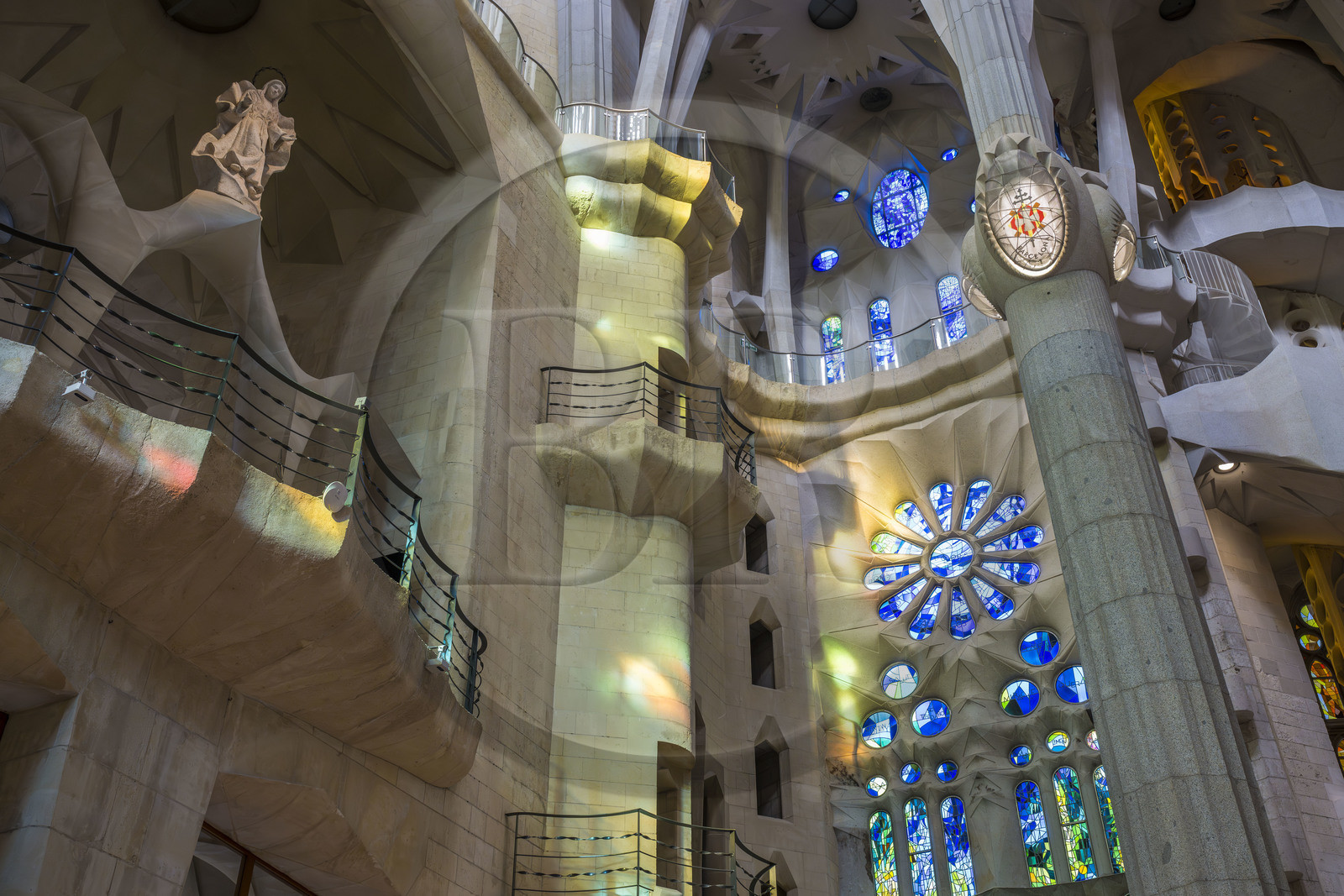 Espagne, Catalogne, Barcelone, quartier de l'Eixample, basilique de la Sagrada Familia de l'architecte du modernisme catalan Antoni Gaudi classée Patrimoine Mondial de l'UNESCO, l'intérieur de la facade de la Passion dédié à la Vierge Marie et le transept à droite