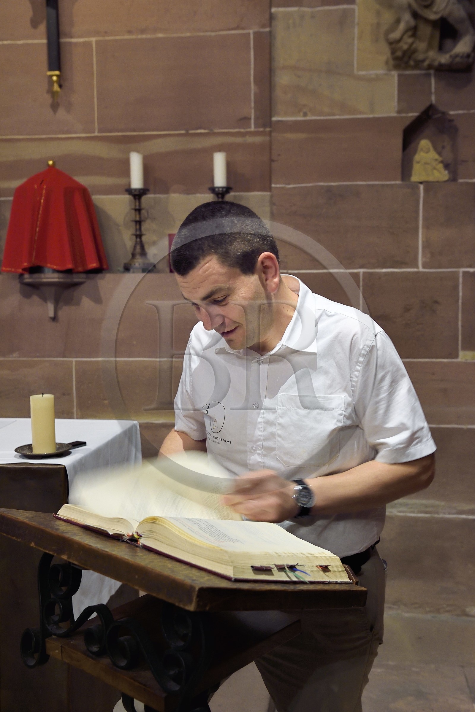 France, Bas-Rhin (67), Strasbourg, vieille ville classée au Patrimoine Mondial de l'UNESCO, la cathédrale Notre-Dame, le sacristain Michel Bolli prépare la messe dans la chapelle Saint-Jean-Baptiste