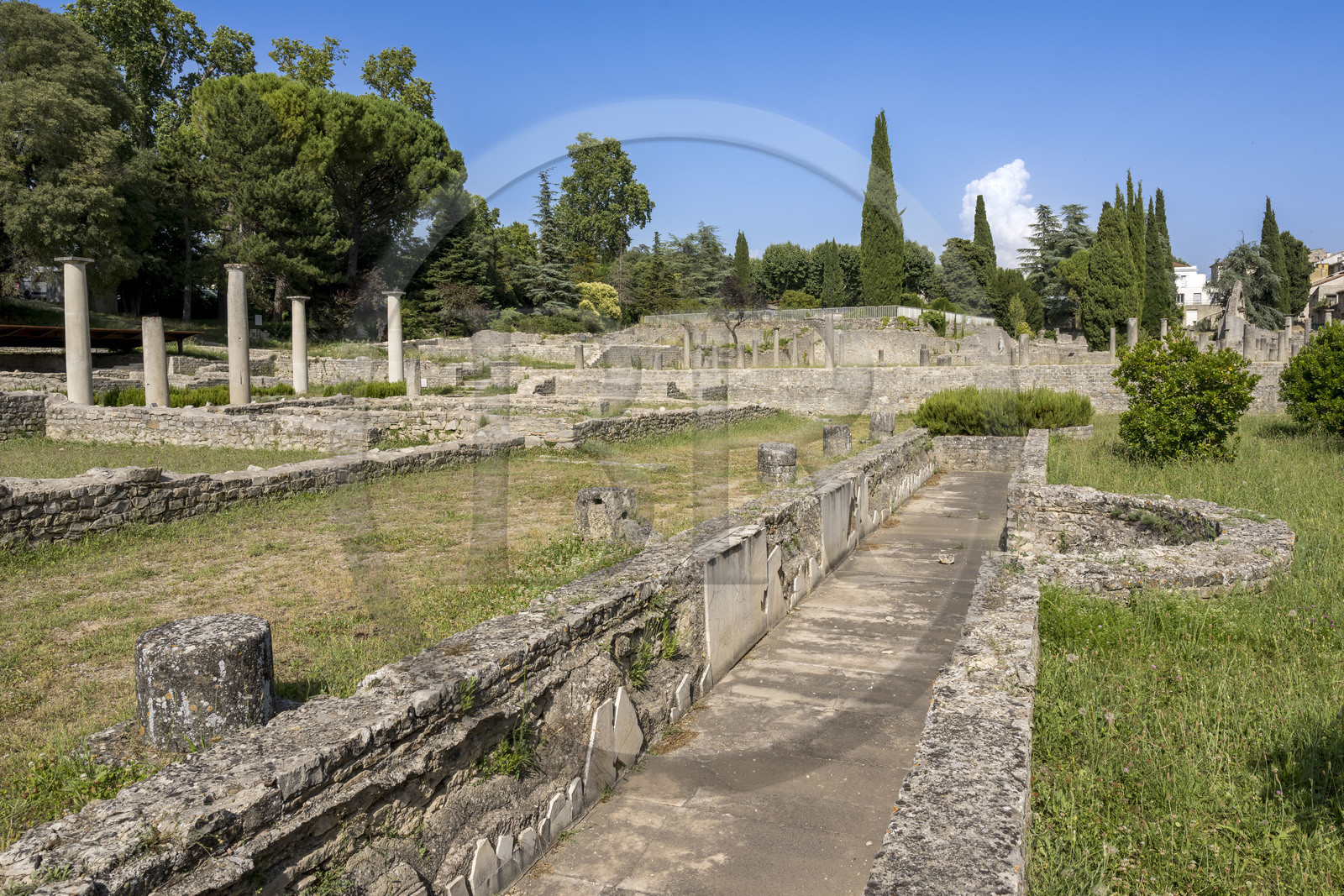 France, Vaucluse (84), Vaison-la-Romaine, site archéologique de la Villasse, vestiges de la Maison au Dauphin, coursive avec colonnades qui longe le bassin long de 33 mètres avec certains panneaux de marbre blanc qui tapissent encore la cavité