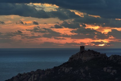 France, Corse-du-Sud (2A), le site naturel de Cala de Roccapina, la tour génoise et le rocher du Lion