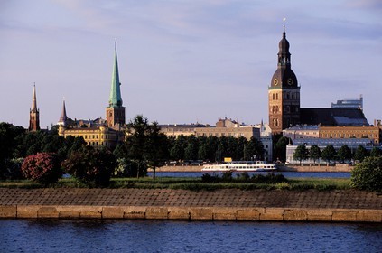 Lettonie (Pays Baltes), Riga, église anglicane, église Saint-Jacques et la cathédrale le long du fleuve Daugava