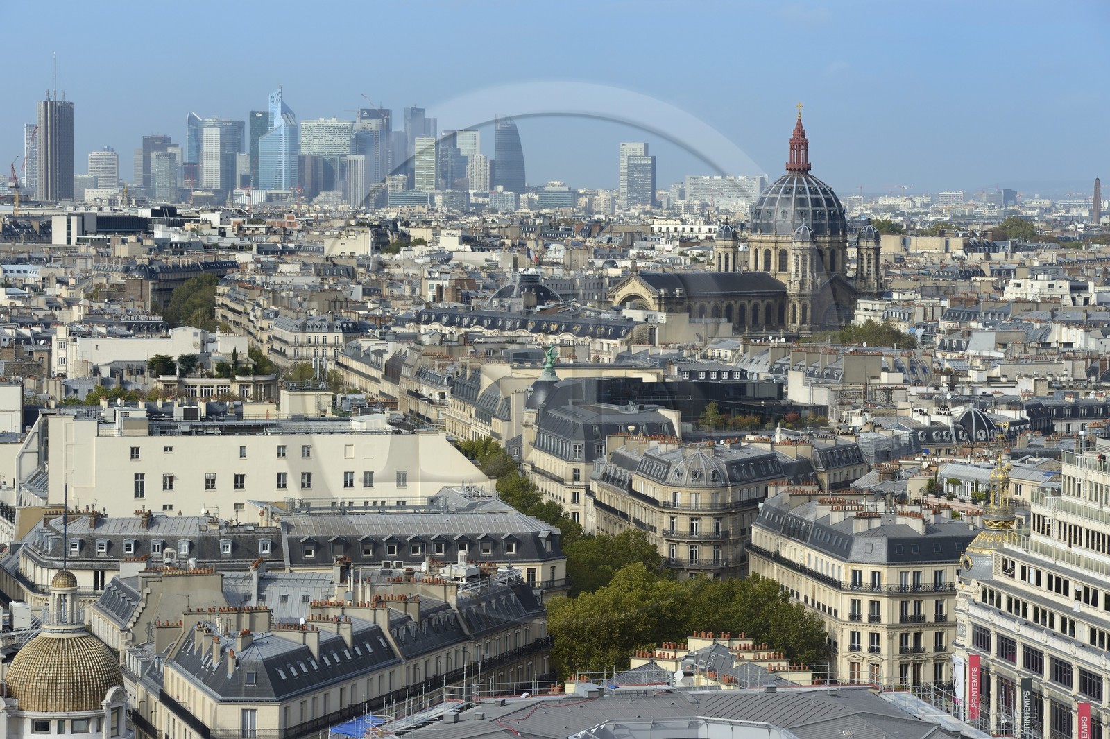 France, Paris (75), le grand magasin du Printemps sur le boulevard Haussmann, le dôme de l'église Saint Augustin et les immeubles de la Défense