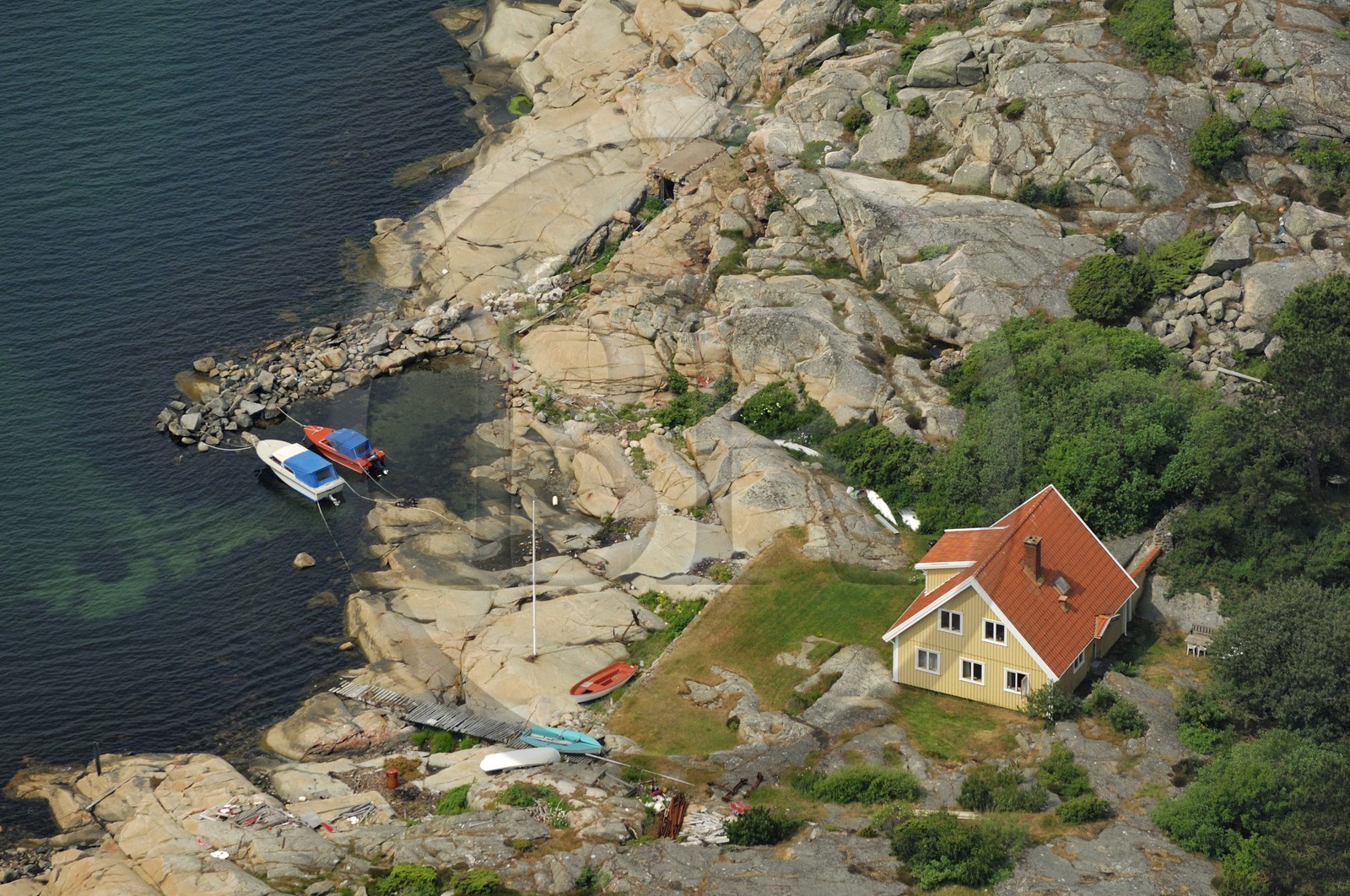 Suède, comté de Västra Götaland, archipel de Göteborg, petit port et maison isolée sur l' Ile de Gäveskär (vue aérienne)