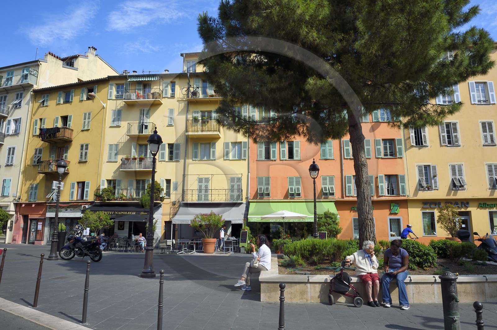 France, Alpes-Maritimes (06), Nice, la rue Bonaparte dans le quartier du port