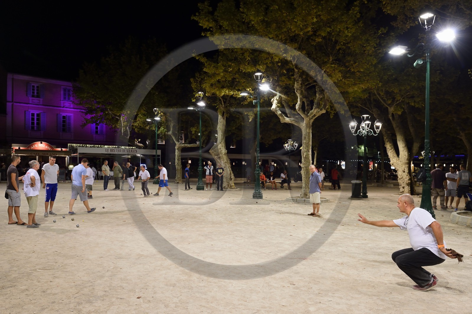 France, Var (83), Saint-Tropez, joueurs de pétanque sur la Place des Lices à la nuit tombée