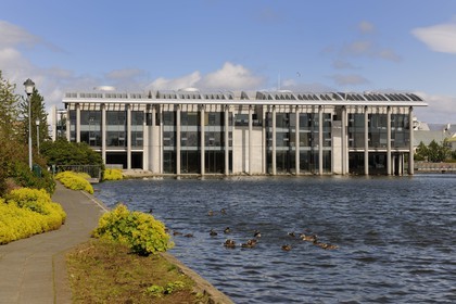 Islande, Reykjavik, l'hôtel de ville au bord du lac Tjörnin