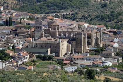 Espagne, Estremadure, Guadalupe, monastère royal de Santa Maria de Guadalupe classé Patrimoine mondial de l'UNESCO, sanctuaire formé de huit tours construit à l'endroit où la vierge apparut à un berger