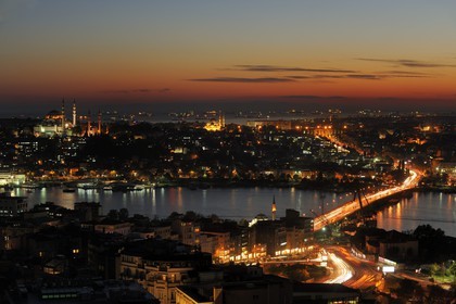 Turquie, Istanbul, le pont Atatürk, la mosquée Süleymaniye Camii et les cargos sur la mer Marmara