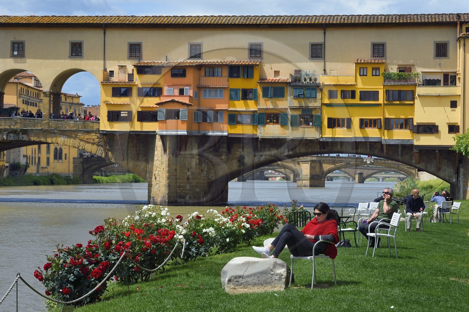 Italy, Tuscany, Florence, listed as World Heritage by UNESCO, the Ponte Vecchio seen from the Societa Canottieri Firenze (Florence Rowing Club), club members having a rest on the edge of the Arno River