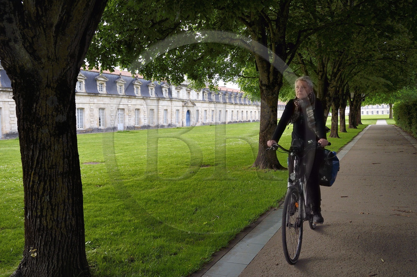 France, Charente-Maritime (17), Rochefort, Centre International de la mer dans l'ancien Arsenal maritime de Rochefort, la Corderie Royale conçue par Colbert en 1666 et cycliste sur la véloroute La Flow Vélo