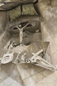 Espagne, Catalogne, Barcelone, quartier de l'Eixample, basilique de la Sagrada Familia de l'architecte du modernisme catalan Antoni Gaudi classée Patrimoine Mondial de l'UNESCO, la façade de la passion dont les sculptures ont été réalisées par Josep Maria Subirachs, la crucifixion et calvaire