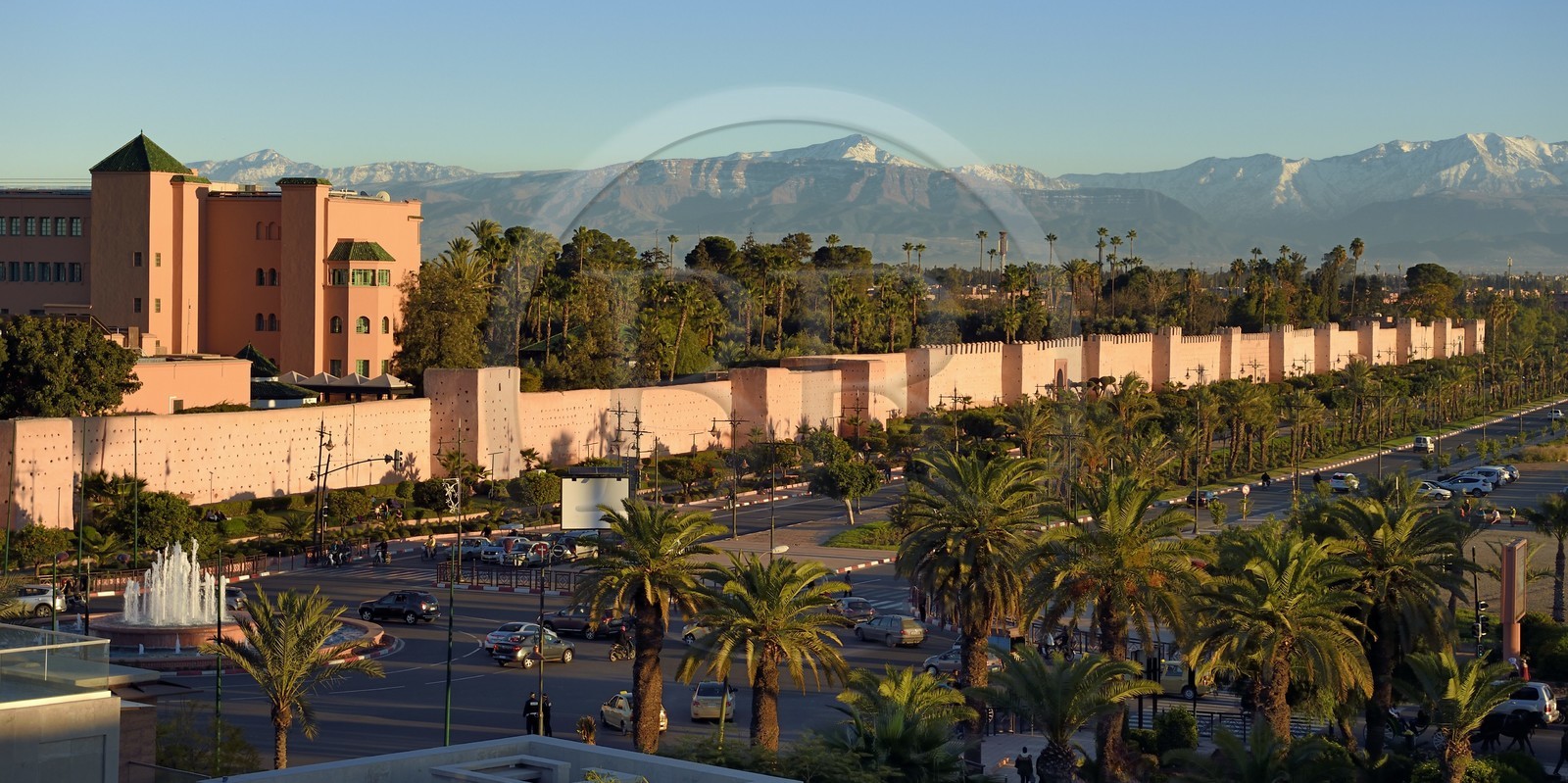 Maroc, Haut-Atlas, Marrakech, ville impériale, Médina classée Patrimoine Mondial de l'UNESCO, l'hotel de luxe Mamounia derrière les remparts de la ville et l'Atlas enneigé en arrière plan