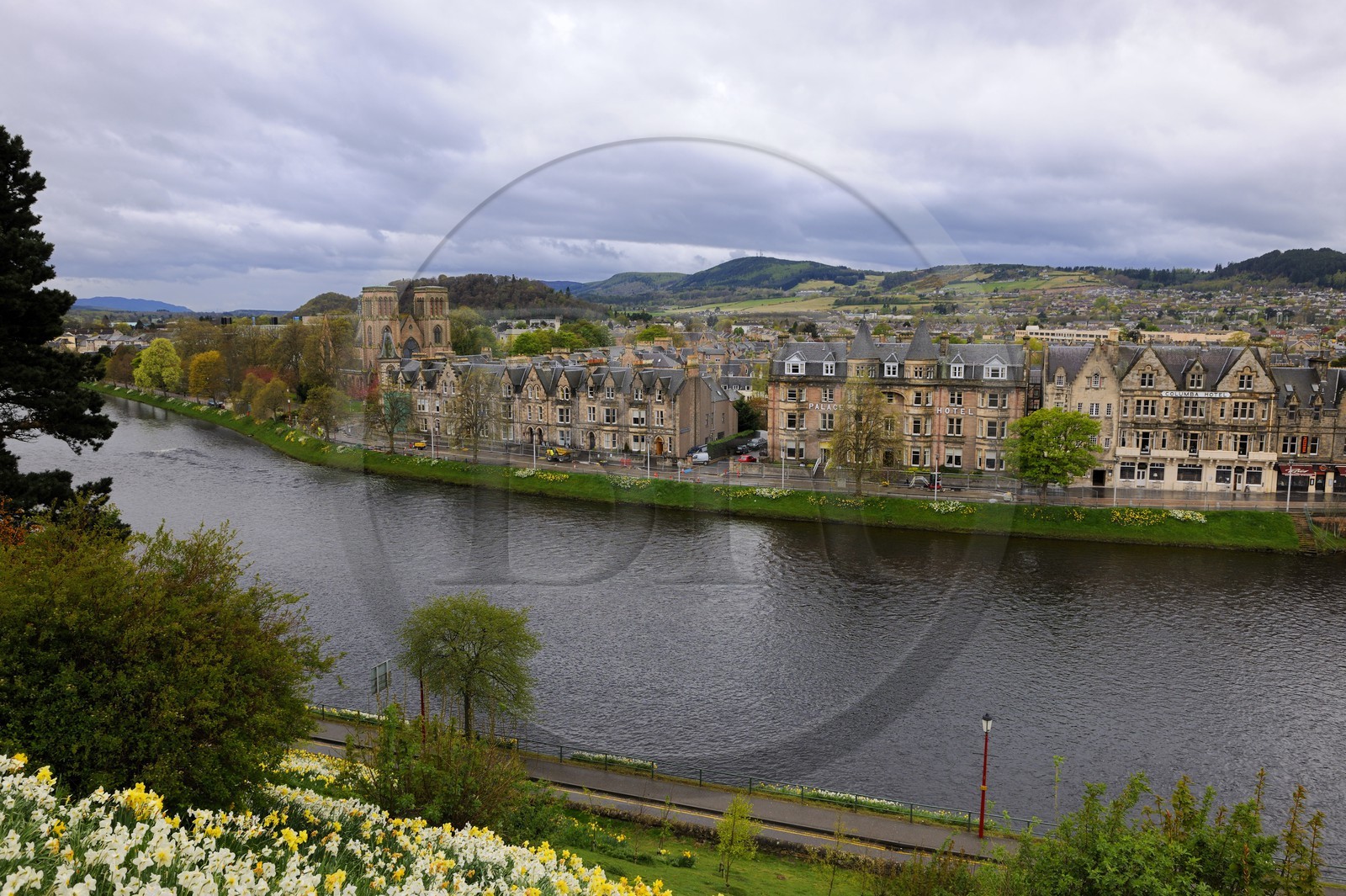 Royaume-Uni, Ecosse, région des Highlands, Inverness, les bords de la rivière Ness et la cathédrale