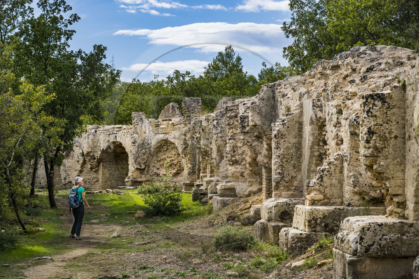 France, Gard (30), Vers-Pont-du-Gard, randonneuse longeant les vestiges de l'aqueduc romain de plus de 52 km de longueur qui amenait l'eau de la Fontaine d'Eure au pied d'Uzès jusqu'à Nimes en passant sur le Pont du Gard