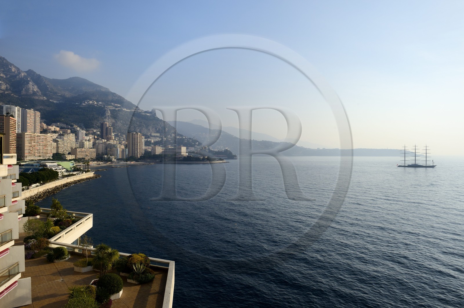 Principauté de Monaco, Monaco, Monte-Carlo, l'Hotel Fairmont domine la rade de Monaco