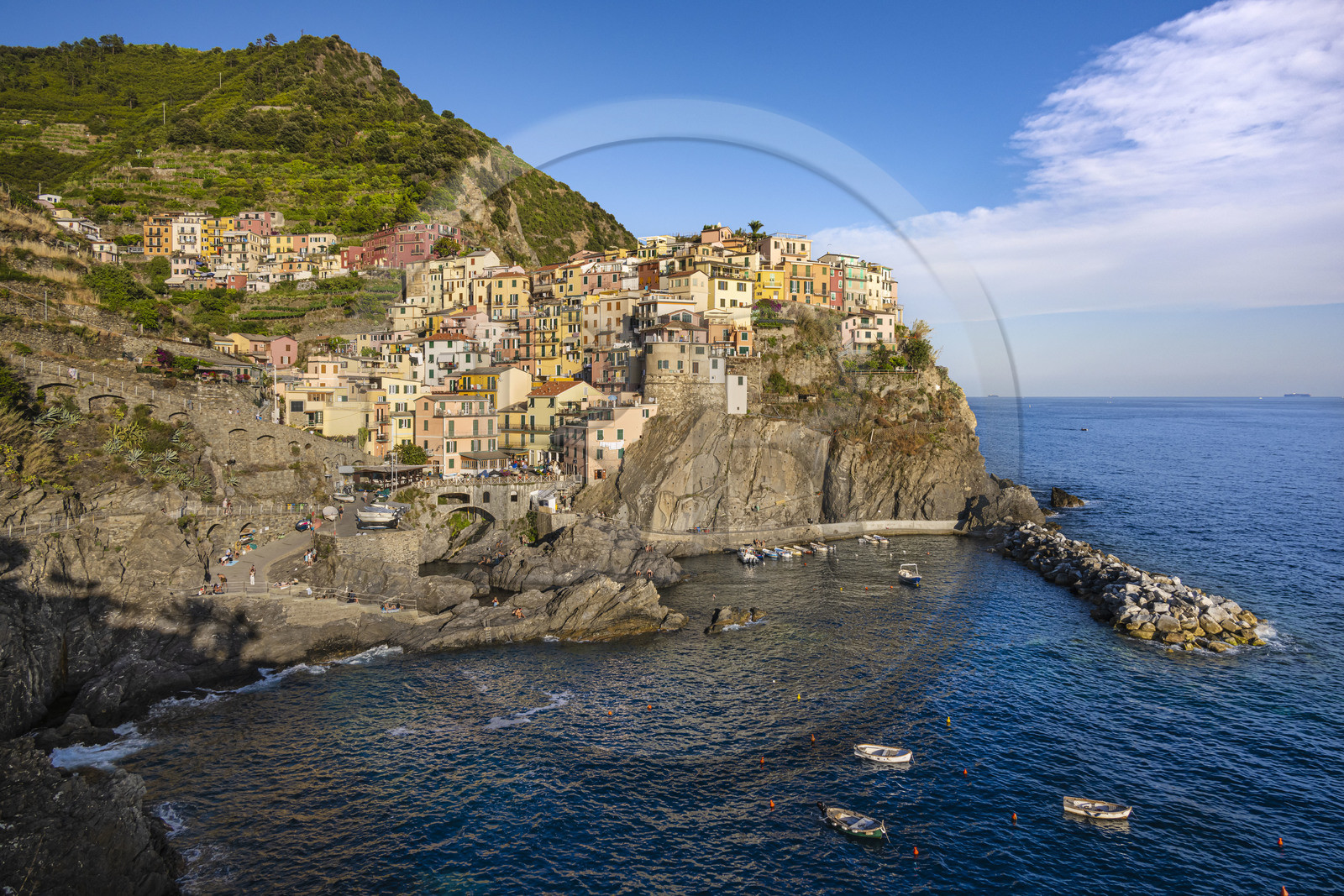 Italie, Ligurie, Cinque Terre, parc national des Cinque Terre classé Patrimoine Mondial de l'UNESCO, village de Manarola et son port