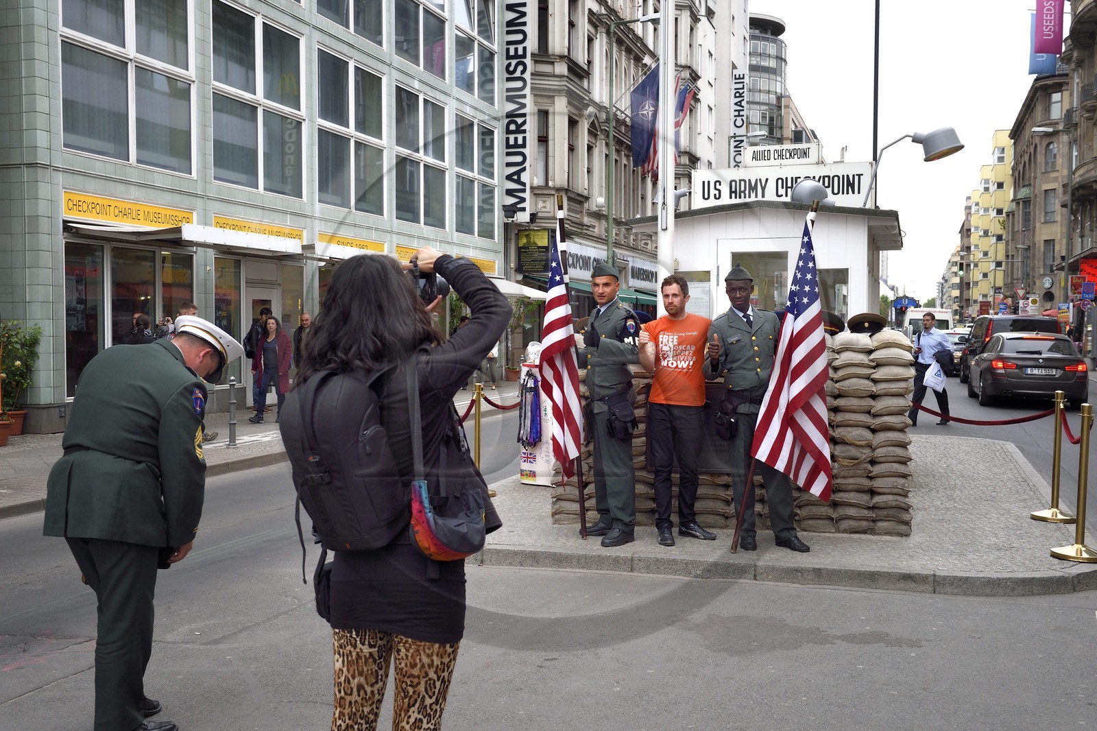 Allemagne, Berlin, quartier de Kreuzberg, Checkpoint Charlie, ancien lieu de passage entre l'est et l'ouest au temps du mur