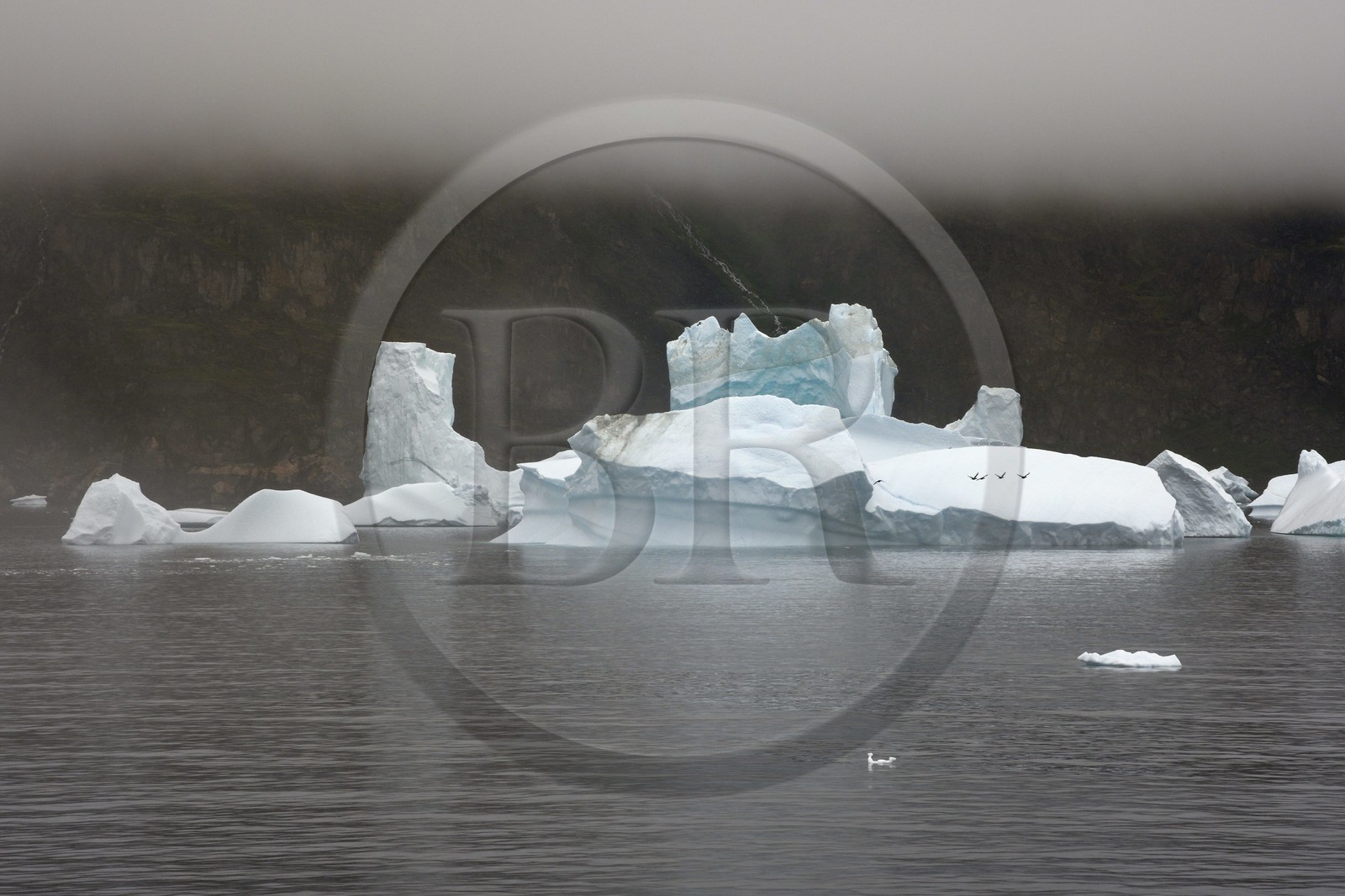 Groenland, cote ouest, Ile de Disko, iceberg dans la brume au large de Qeqertarsuaq