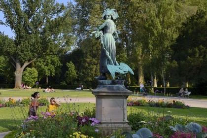 France, Bas-Rhin (67), Strasbourg, parc de l'Orangerie, statue en bronze de la Ganseliesel (Elisabeth gardienne d'oie) par le sculpteur Charles Albert Schultz (1899)