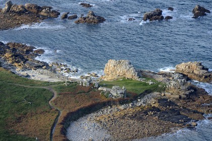 France, Côtes-d'Armor (22), Plougrescant, le GR34 à Porz Bugalé (vue aérienne)