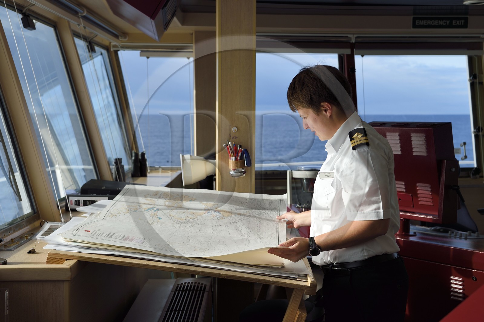Groenland, cote Nord-Ouest, Baffin Bay, l'officier de navigation Maja Sabolic du bateau de croisière MS Fram de la compagnie Hurtigruten étudiant la carte