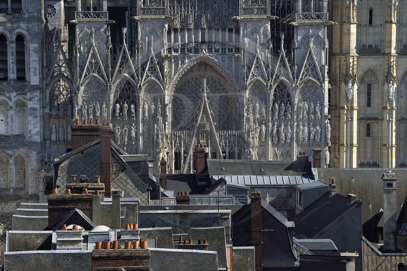France, Seine-Maritime (76), Rouen, facade sud de la cathédrale Notre-Dame de Rouen dépassant des toits de la vieille ville