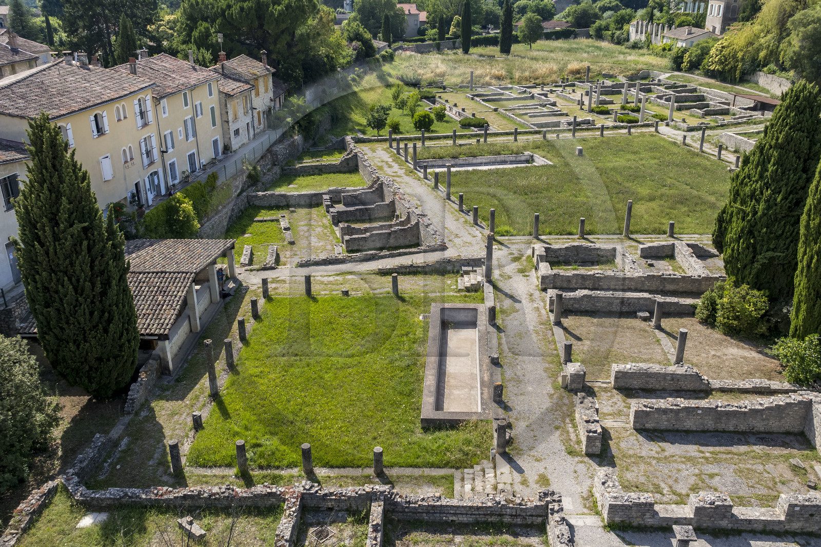France, Vaucluse (84), Vaison-la-Romaine, site archéologique de la Villasse au coeur de la ville (vue aérienne)