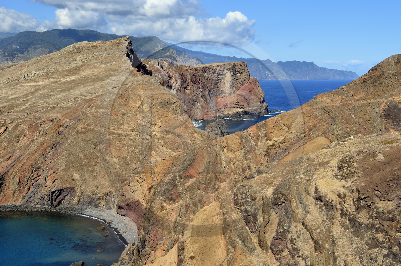 Portugal, Ile de Madère, randonnée dans la réserve naturelle de la Ponta de Sao Lourenço (pointe Saint Laurent) à l'extrême Est de l'ile, filon basaltique dans la baie d'Abra