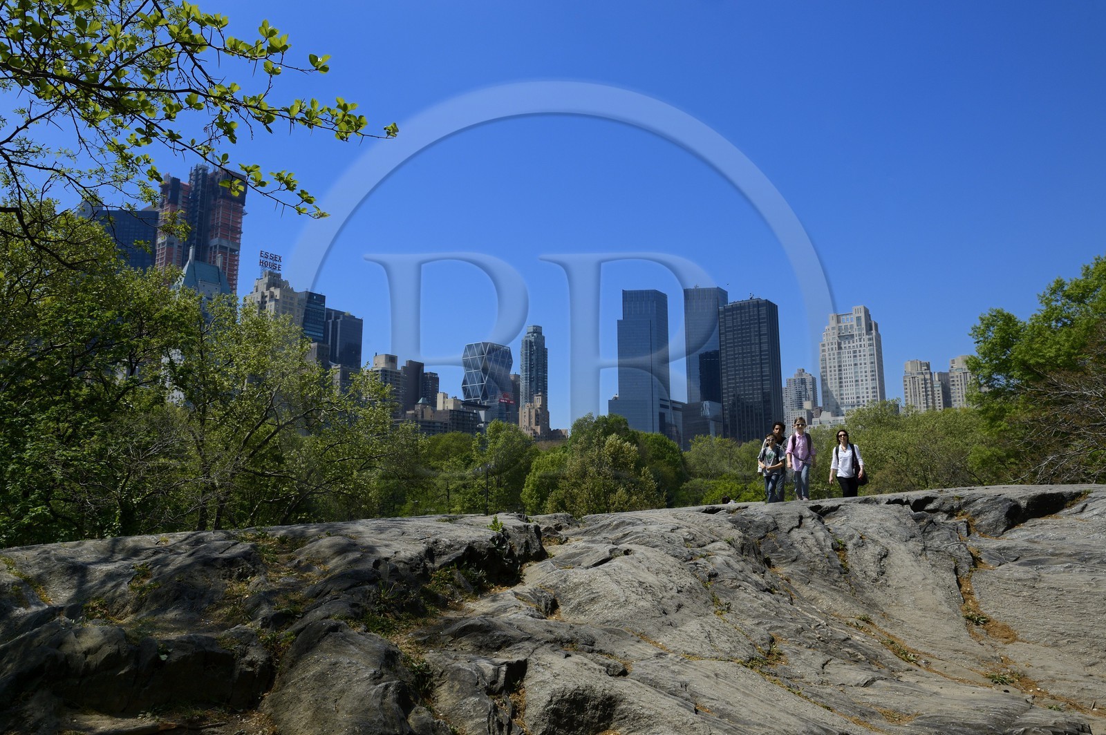 Etats-Unis, New York, Manhattan, Central Park, les rochers près du Pond, les immeubles de Midtown et le Time Warner Center (au centre) en arrière plan