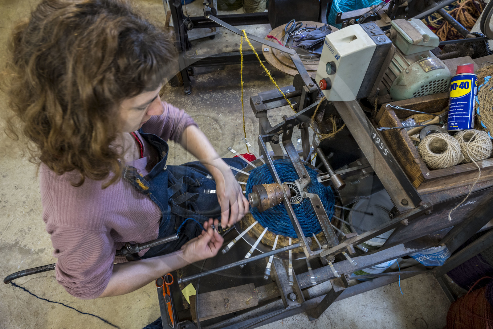 France, Drôme (26), Drôme provençale, Nyons, La Scourtinerie, dernière manufacture de scourtins de Provence, filtres traditionnels utilisés dans la fabrication de l'huile d'olive mais conçus aussi aujourd'hui comme objets de décoration en fibre de coco, fabrication de scourtins dans leur atelier sur des appareils à tisser circulaires faits sur mesure