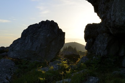 France, Finistère (29), parc naturel régional d'Armorique, Monts d'Arrée, Brasparts, rocher des exorcismes druidiques du marais du Yeun-Elez menant au Youdig (une des portes de l'enfer) et la chapelle Saint Michel au sommet du Menez Mikaël en arrière plan