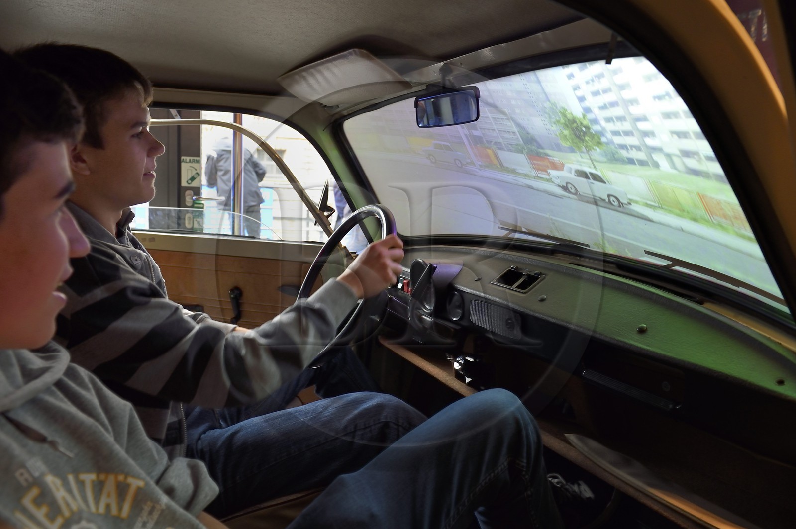 Allemagne, Berlin, DDR Museum, musée ouvert en 2006 et retraçant l'histoire de la vie quotidienne dans l'ancienne République démocratique allemande (RDA), adolescents conduisant virtuellement une Trabant