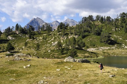 France, Hautes-Pyrénées (65), Saint-Lary-Soulan et Vielle-Aure, randonnée sur une variante du GR10 entre le col de Portet et les lacs de Bastan en bordure de la réserve naturelle de Néouvielle, lac de Bastan du milieu et le massif de Néouvielle en arrière plan