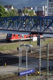 Allemagne, Bade-Wurtemberg, Fribourg en Brisgau, la gare centrale, le pont bleu (pont Wiwili) au dessus de la voie ferrée