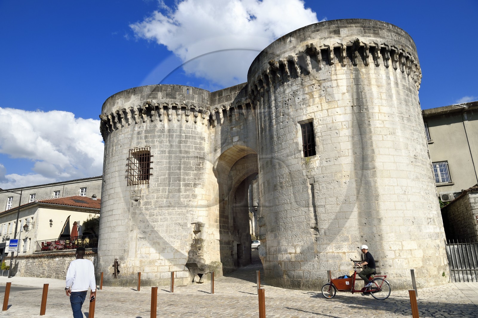 France, Charente (16), Cognac, la porte Saint-Jacques ouvre sur le quartier du vieux Cognac