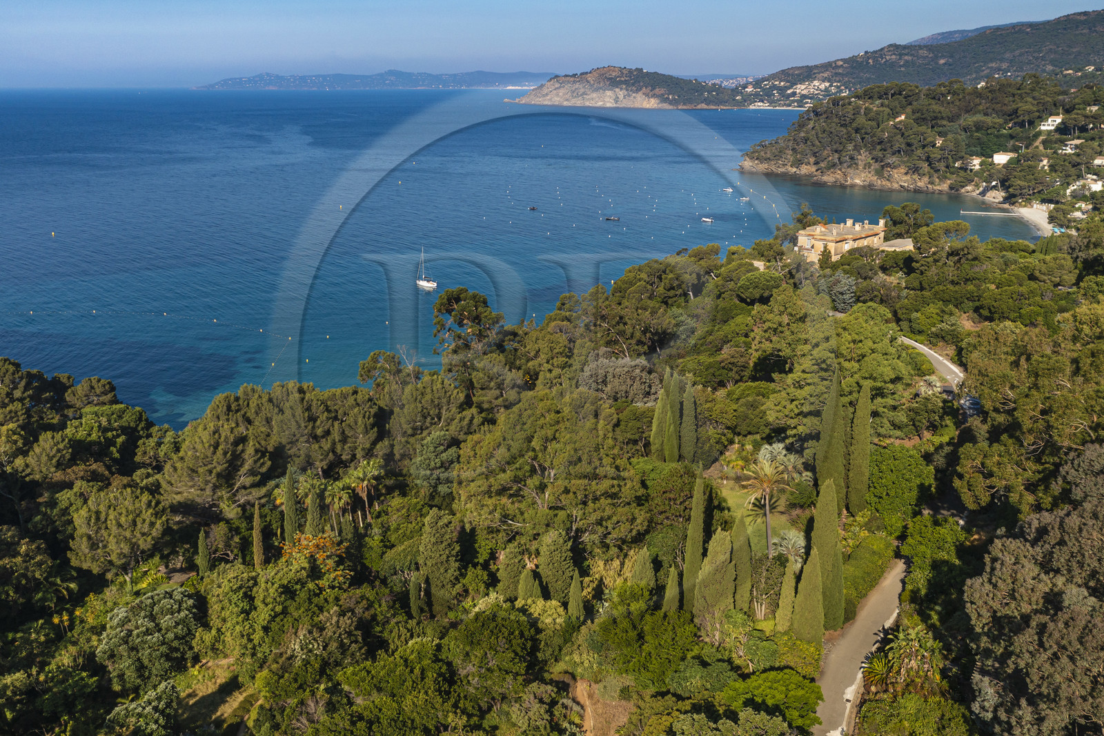 France, Var (83), Rayol-Canadel-sur-Mer, Domaine du Rayol, propriété du conservatoire du littoral mention obligatoire, le jardin des Méditerranées conçu par le paysagiste Gilles Clément, et la maison principale l'Hôtel de la Mer en arrière plan (vue aérienne)