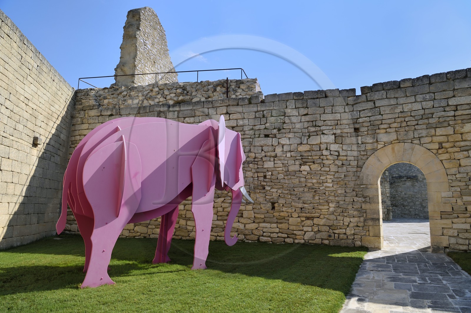France, Vaucluse (84), Parc Naturel Regional du Luberon, Lacoste, chateau de Lacoste, une des residences du Marquis de Sade et de nos jours propriété de Pierre Cardin, Elephant Rose œuvre du sculpteur Pierre Rault et de la Sauvage Compagnie