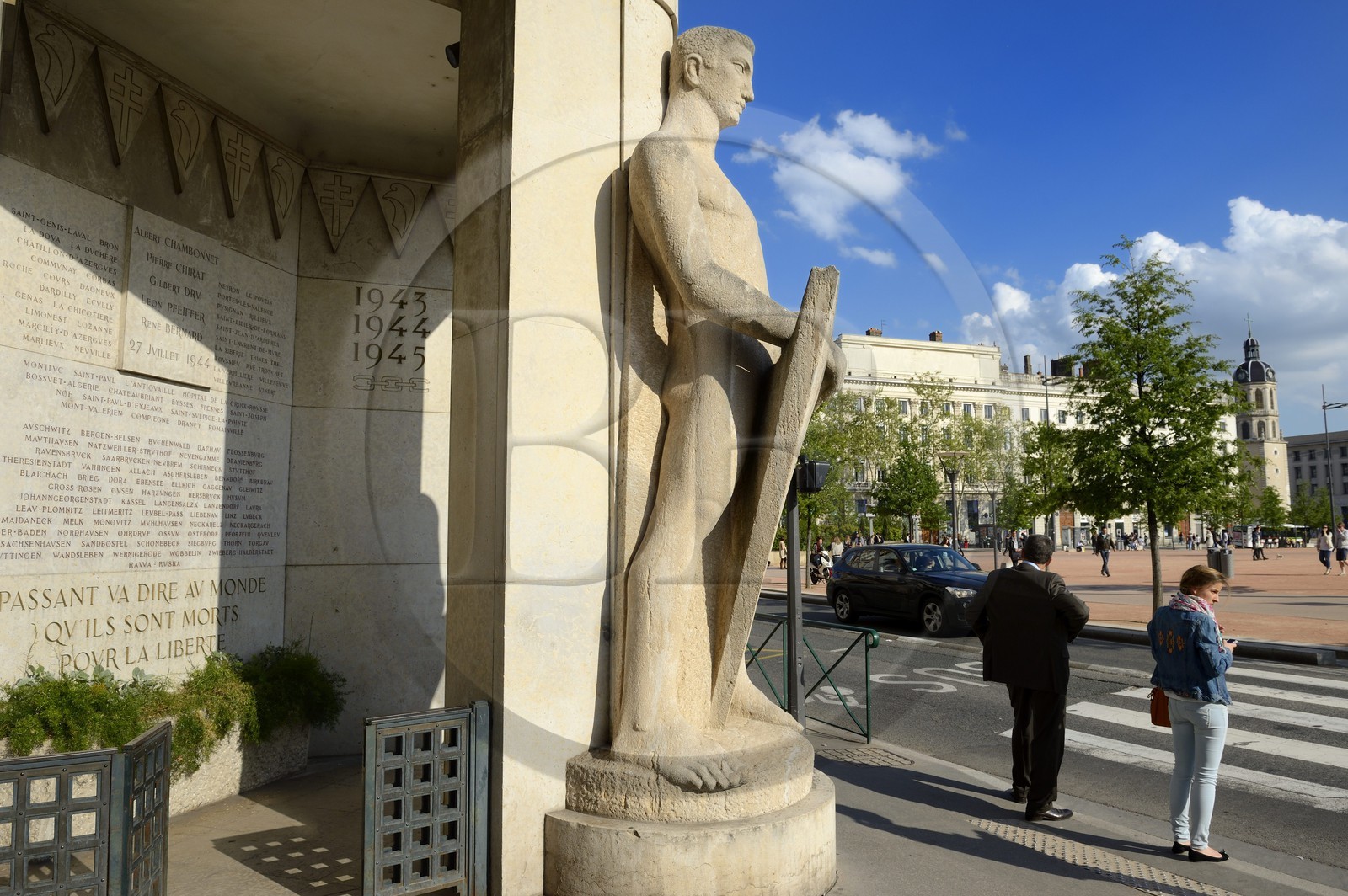 France, Rhône (69), Lyon, site historique classé Patrimoine Mondial de l'UNESCO, monument à la mémoire des martyrs, cinq résistants ont été exécutés par l’armée allemande à l’angle de la rue Gasparin et de la place Bellecour le 27 juillet 1944, on peut lire Passant va dire au monde qu'ils sont morts pour la liberté
