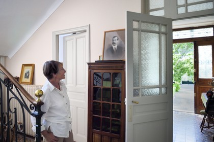 France, Alpes-de-Haute-Provence (04), vallée de l'Ubaye, Jausiers,  Villa mexicaine connue sous le nom de Villa San Carlos, Sophie Meche-Fortoul petite fille de Eugène Fortoul (en portrait dans le cadre) qui émigra au Mexique au début du XXème siècle