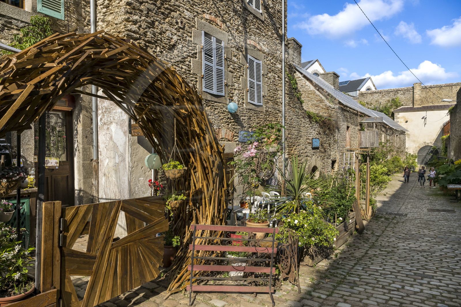 France, Finistère (29), Brest, la Saint Malo dans le vallon du Pontaniou en contrebas du plateau des Capucins dans le quartier de Recouvrance et fresque représentant la Belle Tamisier sur la vieille maison siège de l'association Vivre la Rue